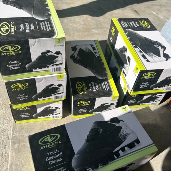 NWT Youth Baseball Cleats multiple sizes (10/12/1/2) - Picture 1 of 6